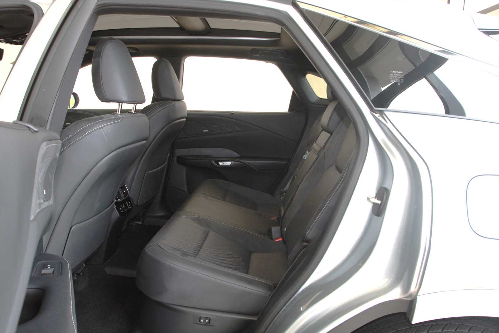 2025 Lexus RX PHEV 450h+ - Photo 25