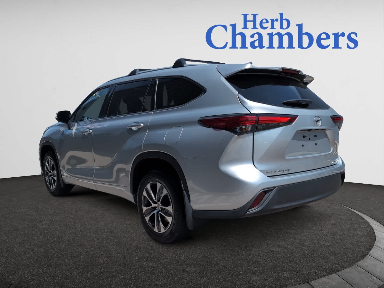 2022 Toyota Highlander XLE photo 3