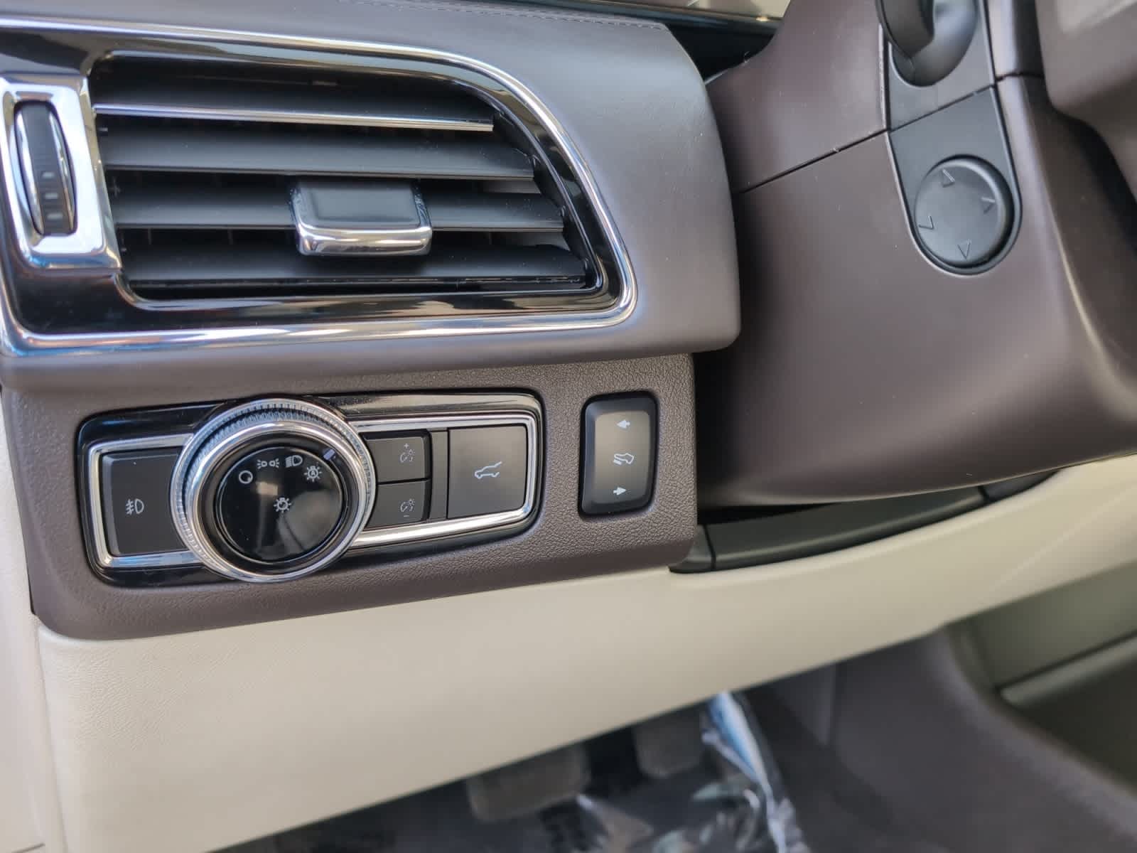 used 2021 Lincoln Navigator car, priced at $45,598