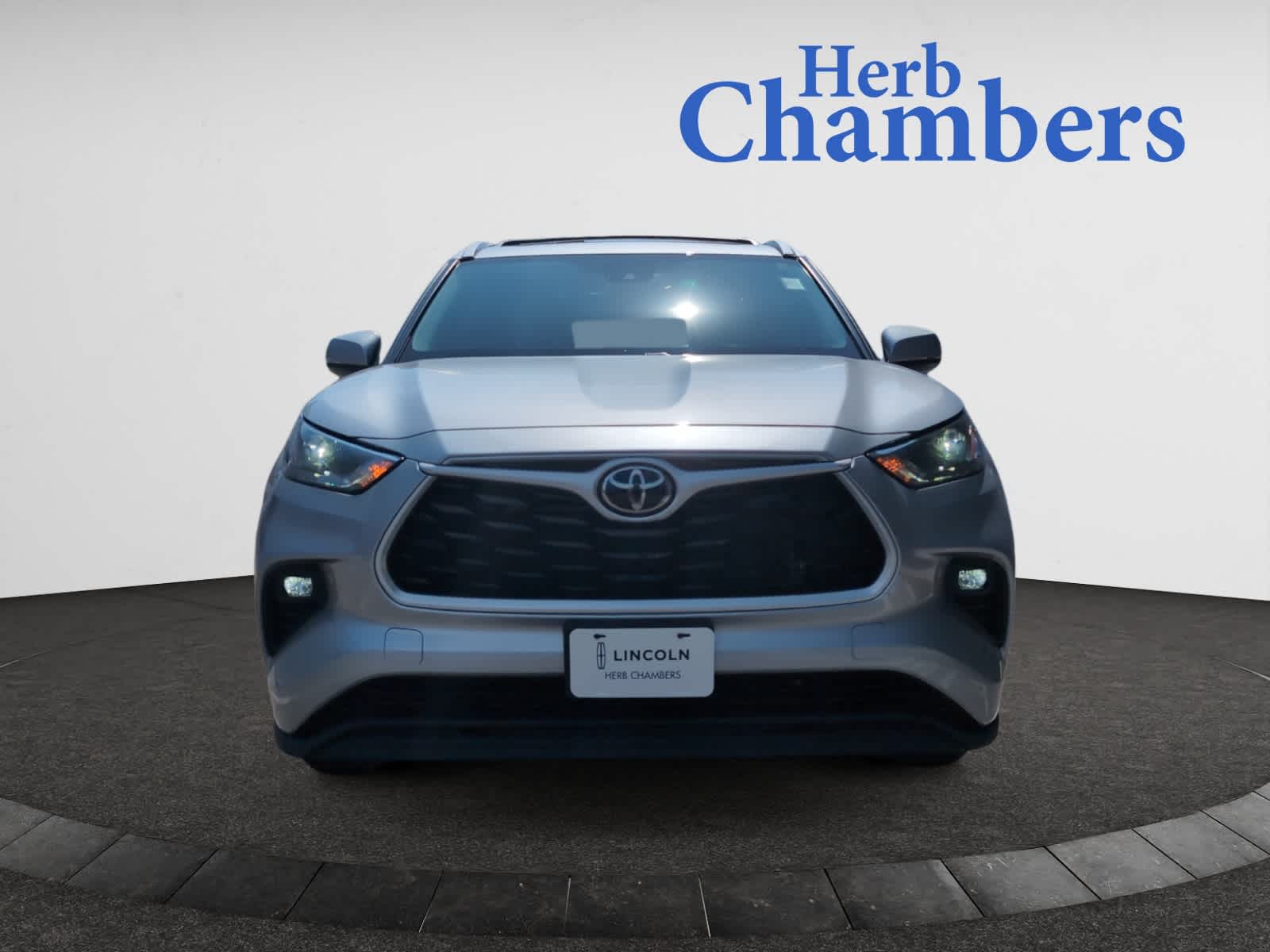 2022 Toyota Highlander XLE photo 2