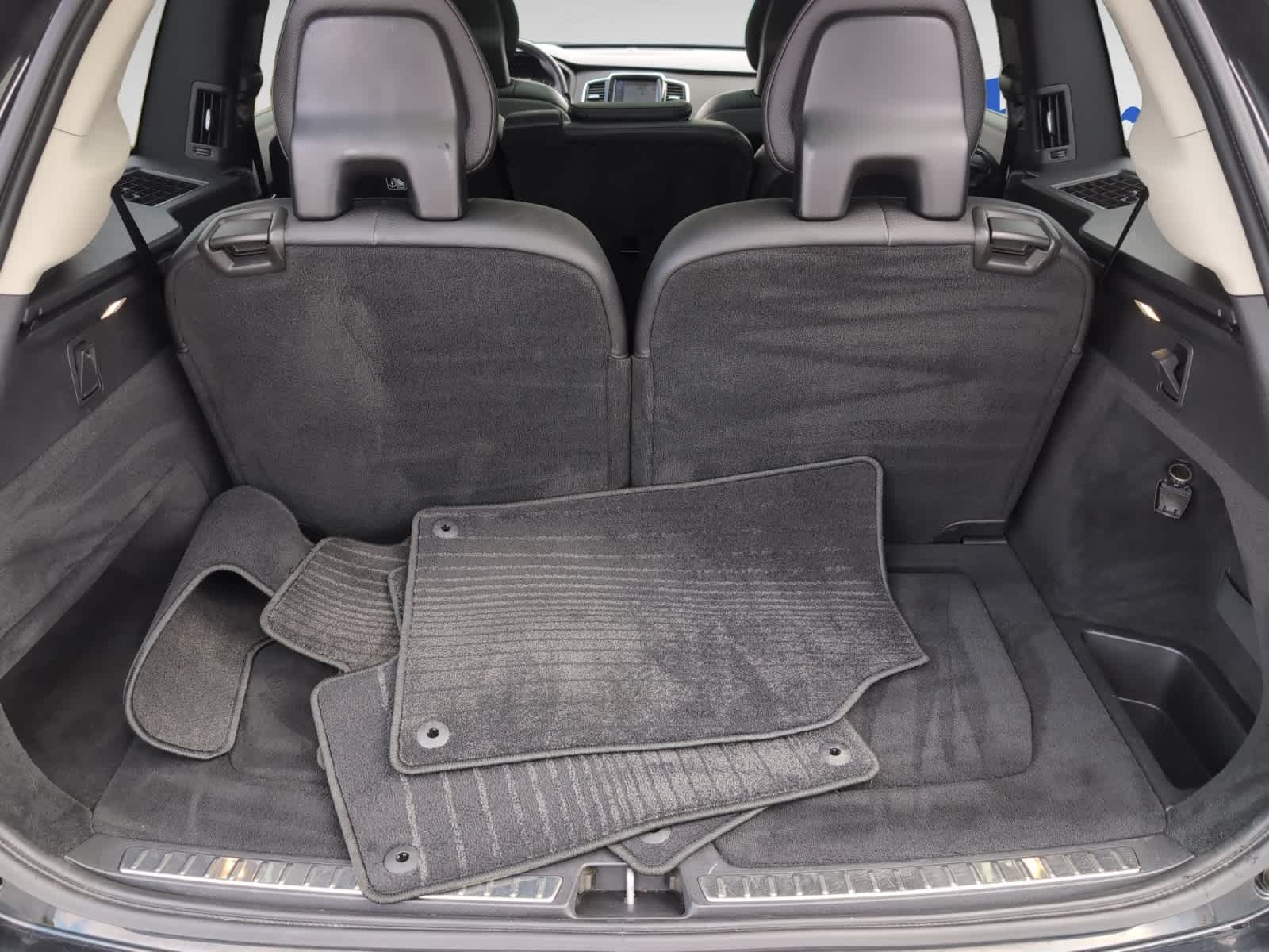 2018 Volvo XC90 T5 AWD Momentum photo 4