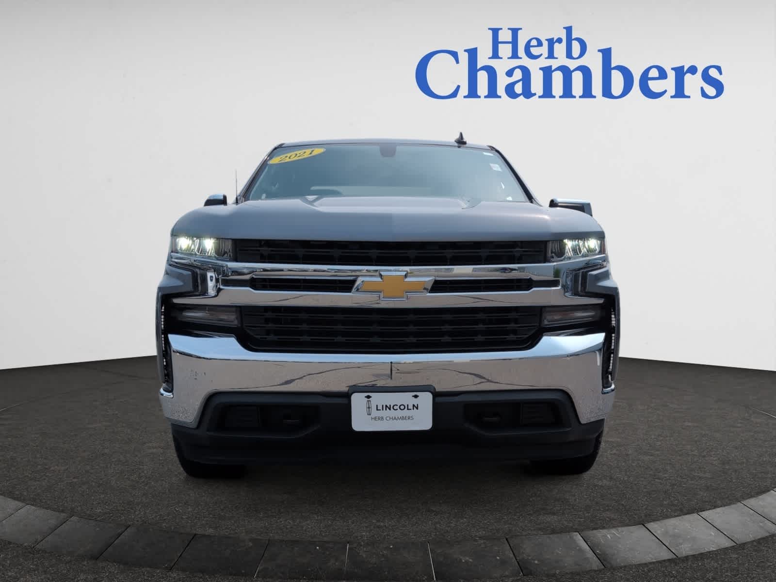 2021 Chevrolet Silverado 1500 LT photo 2