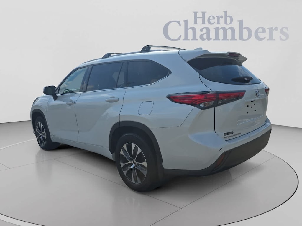 Used 2022 Toyota Highlander Hybrid XLE SUV