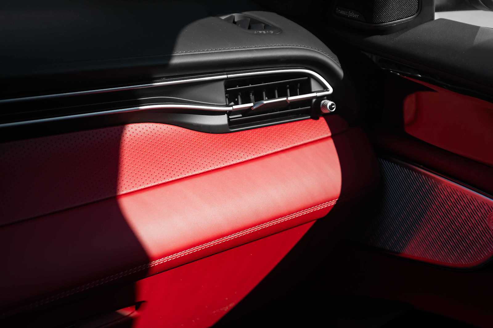 new 2025 Maserati Grecale car, priced at $92,675