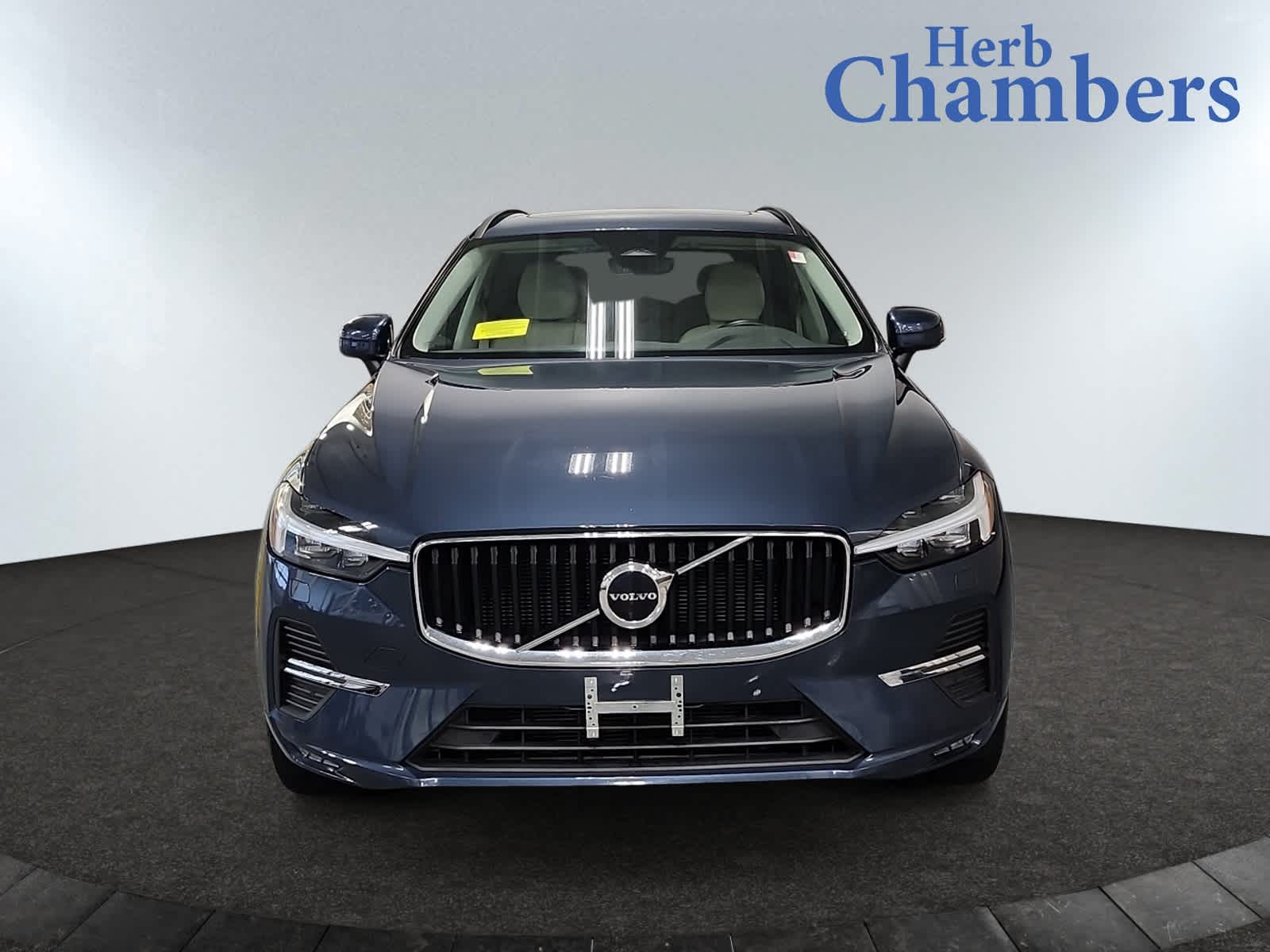 2022 Volvo XC60 B5 Momentum photo 2