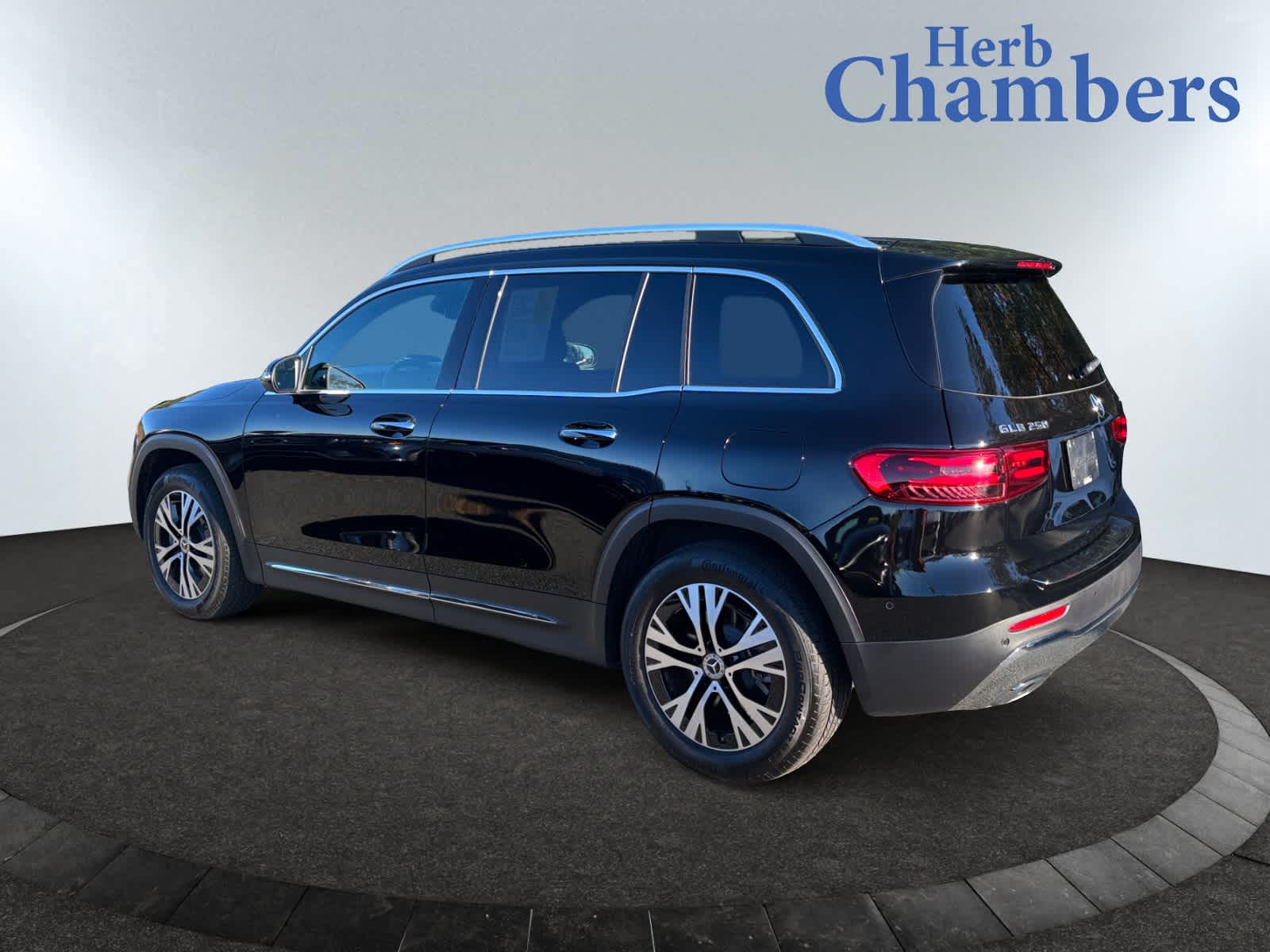 2025 Mercedes Benz GLB 250 4MATIC photo 2