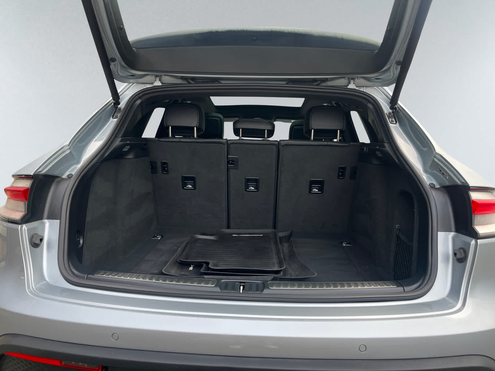 2024 Porsche Macan T photo 4