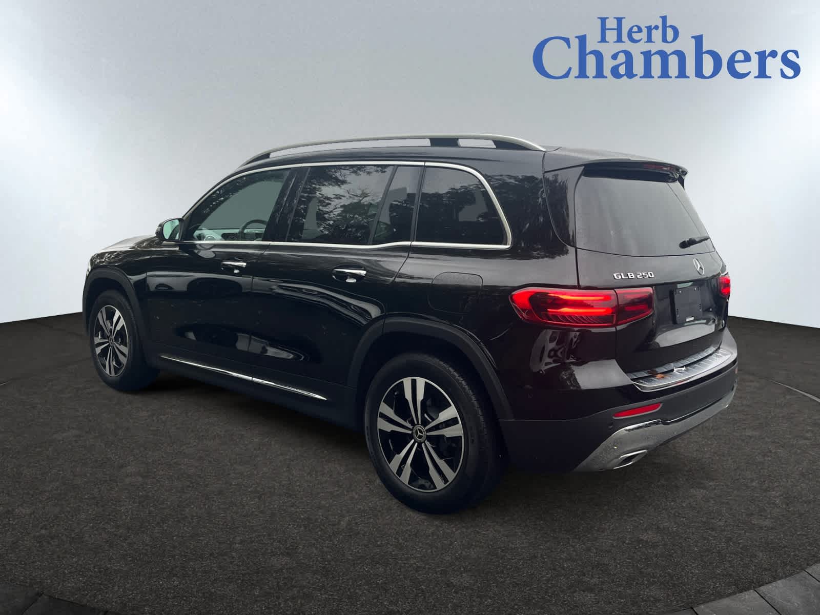 2025 Mercedes Benz GLB 250 4MATIC photo 3