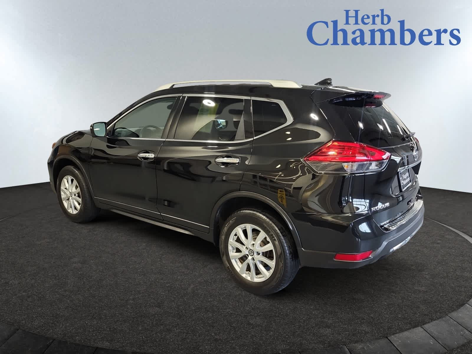 2017 Nissan Rogue SV photo 3