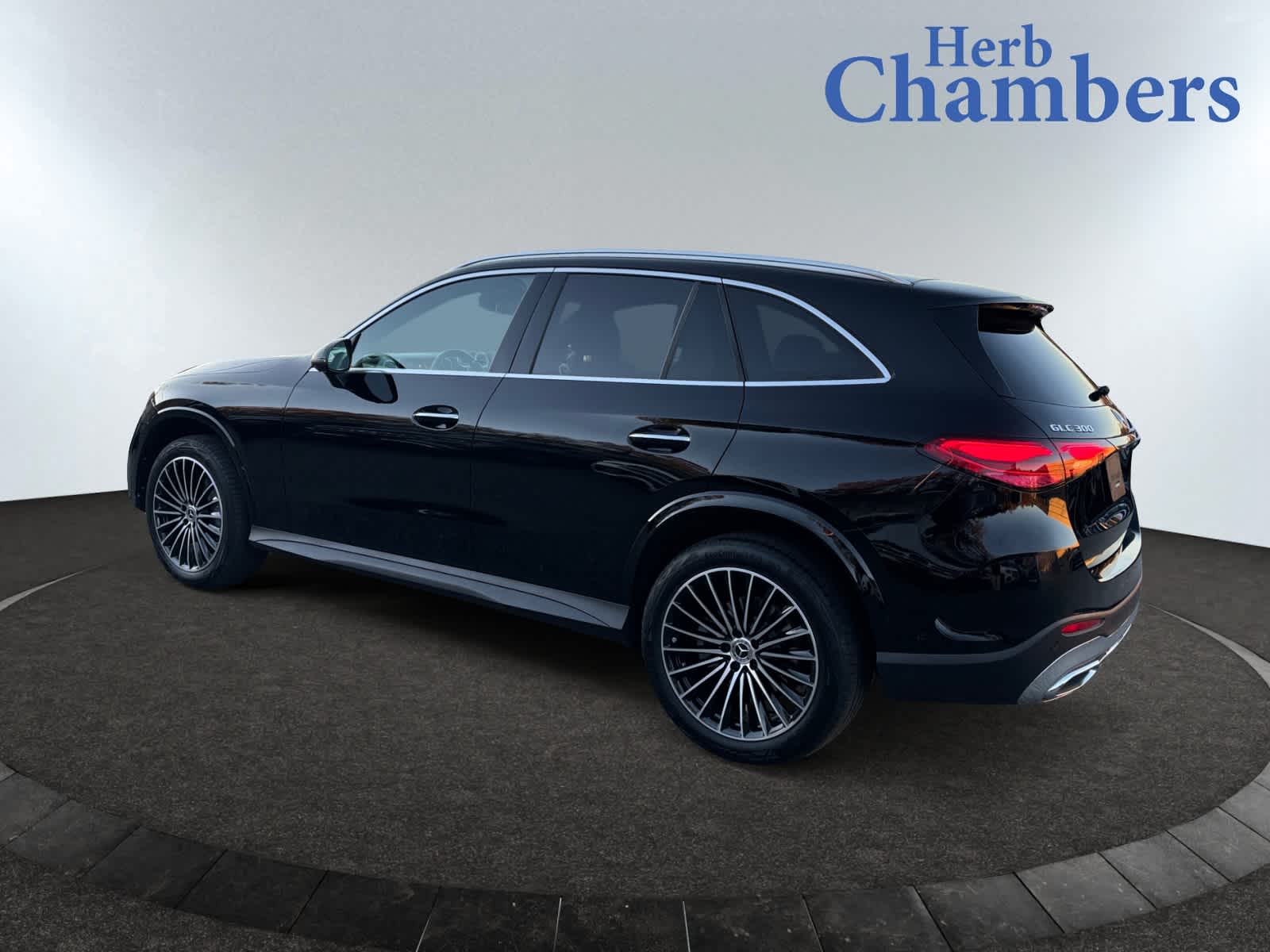 2025 Mercedes Benz GLC 300 4MATIC photo 3