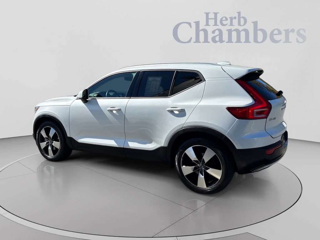Used 2021 Volvo XC40 T5 Momentum SUV