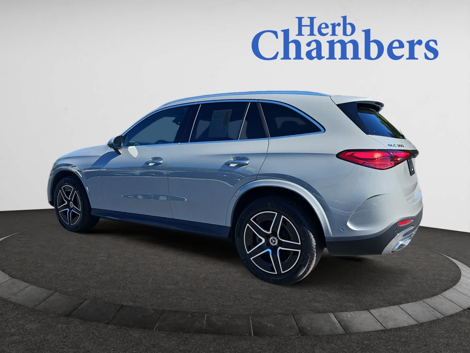 2025 Mercedes Benz GLC 300 4MATIC photo 3