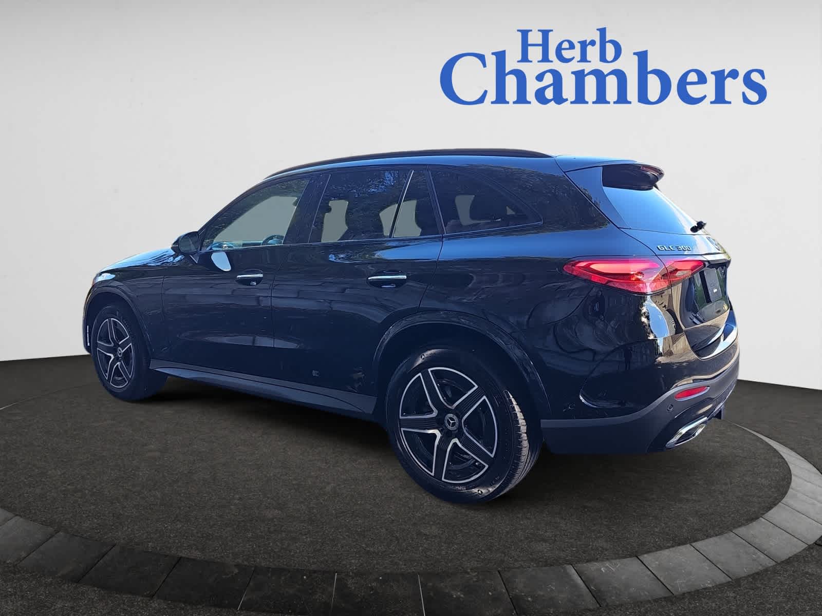 2025 Mercedes Benz GLC 300 4MATIC photo 3