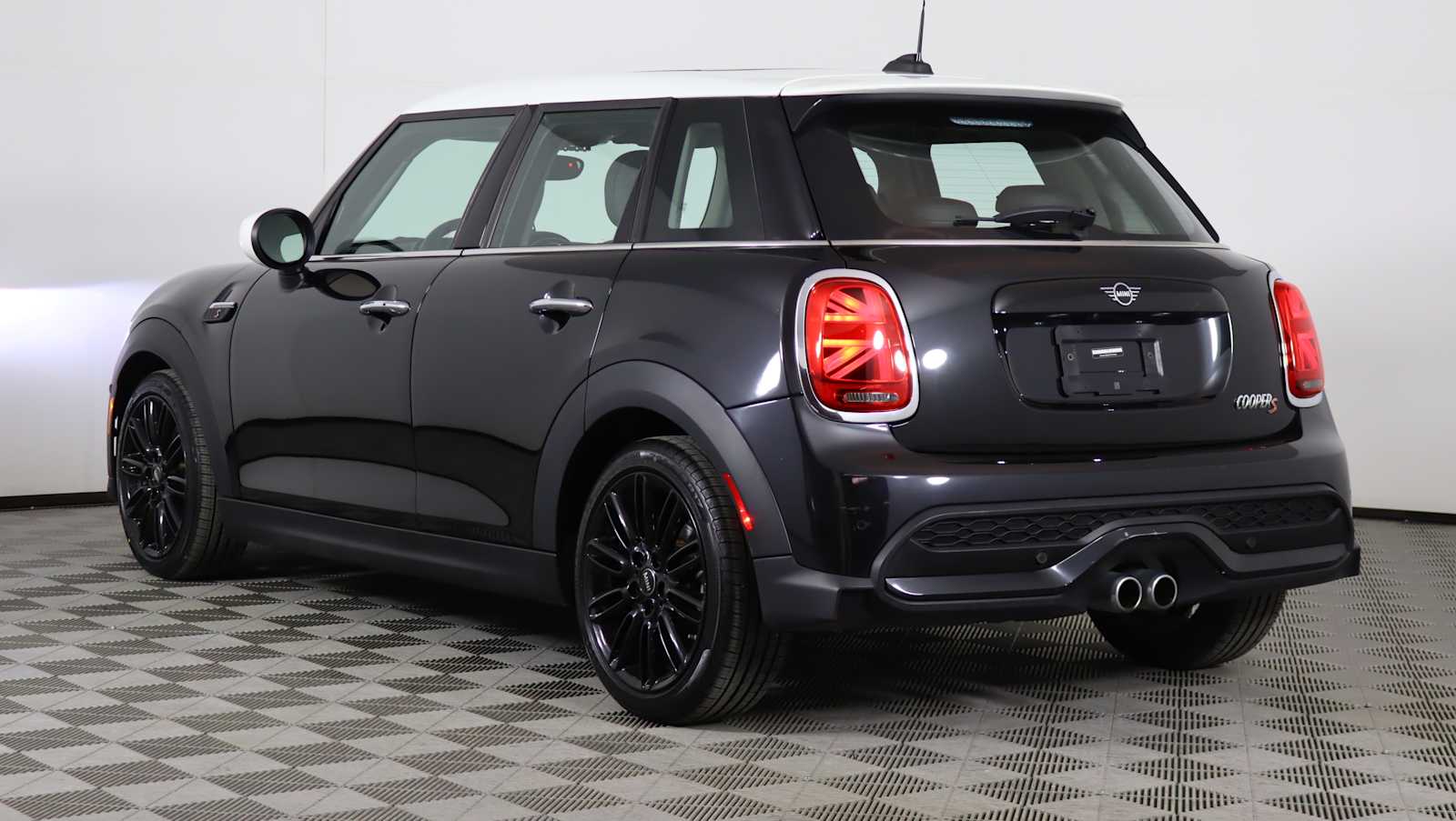 used 2023 MINI Hardtop 4 Door car, priced at $26,035