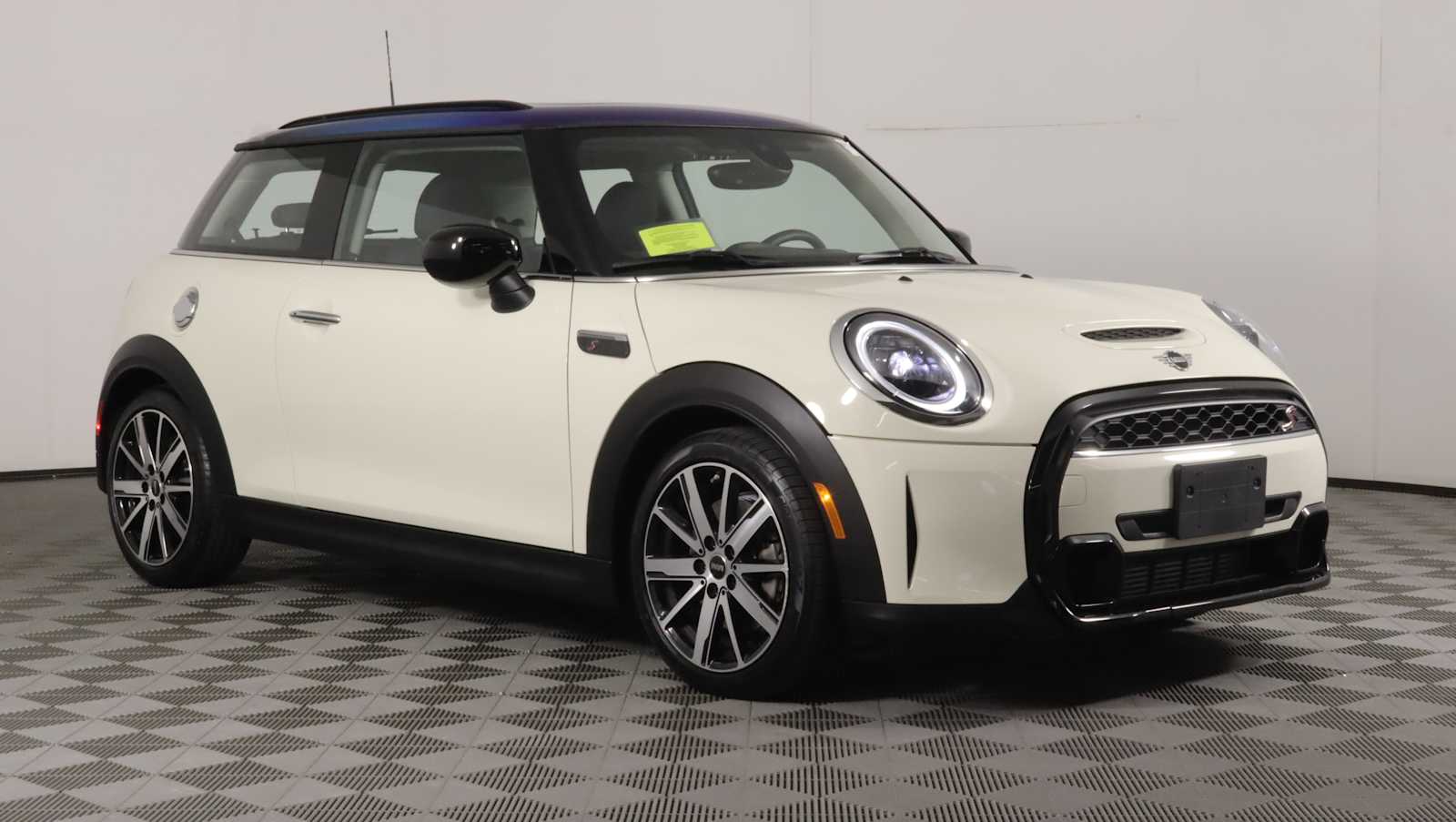 Pepper White 2023 MINI Cooper Hatchback Front-Wheel Drive Automatic