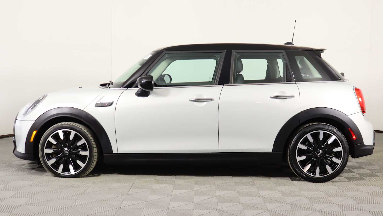 used 2023 MINI Hardtop 4 Door car, priced at $23,558
