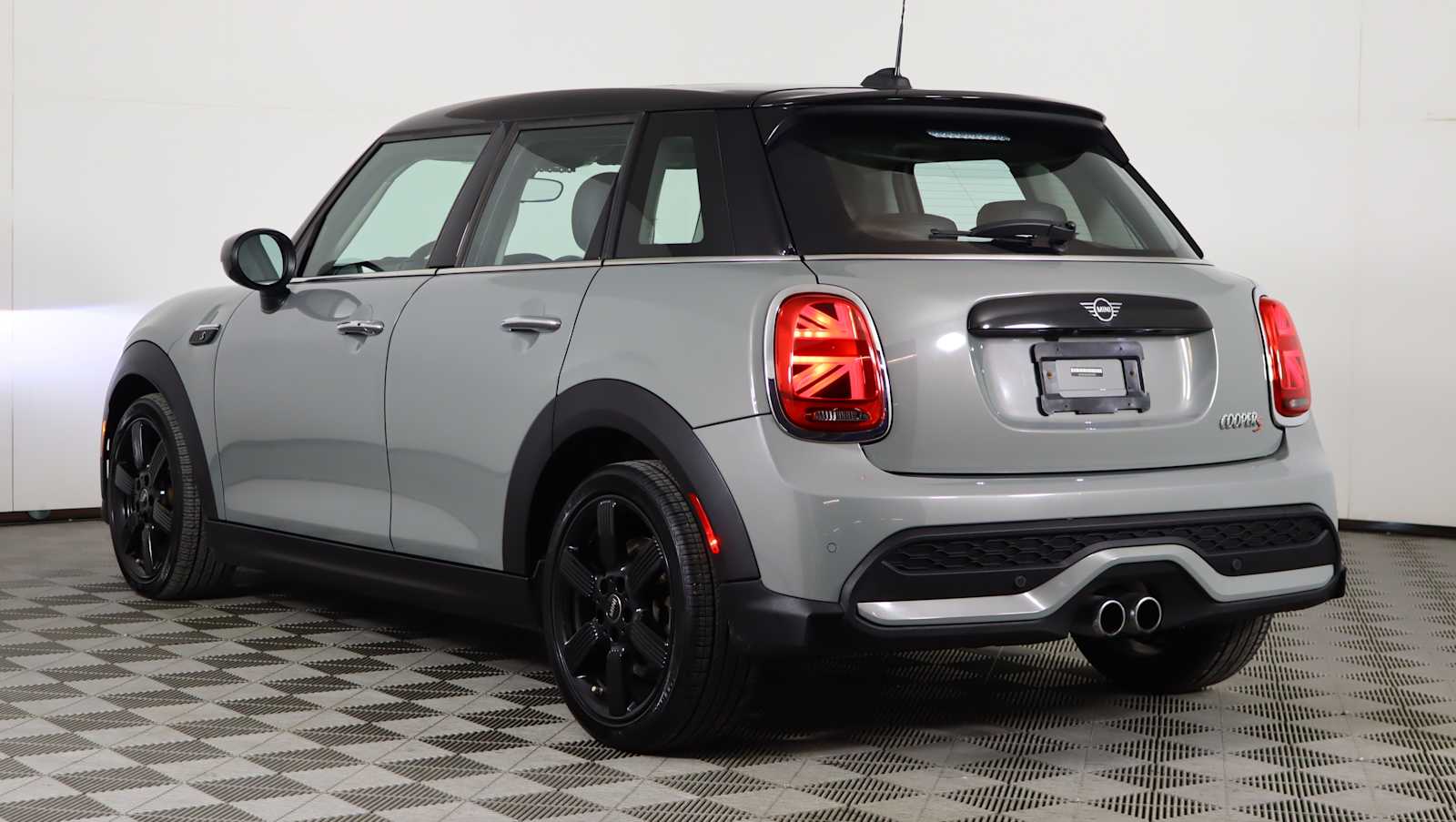 used 2023 MINI Hardtop 4 Door car, priced at $23,134