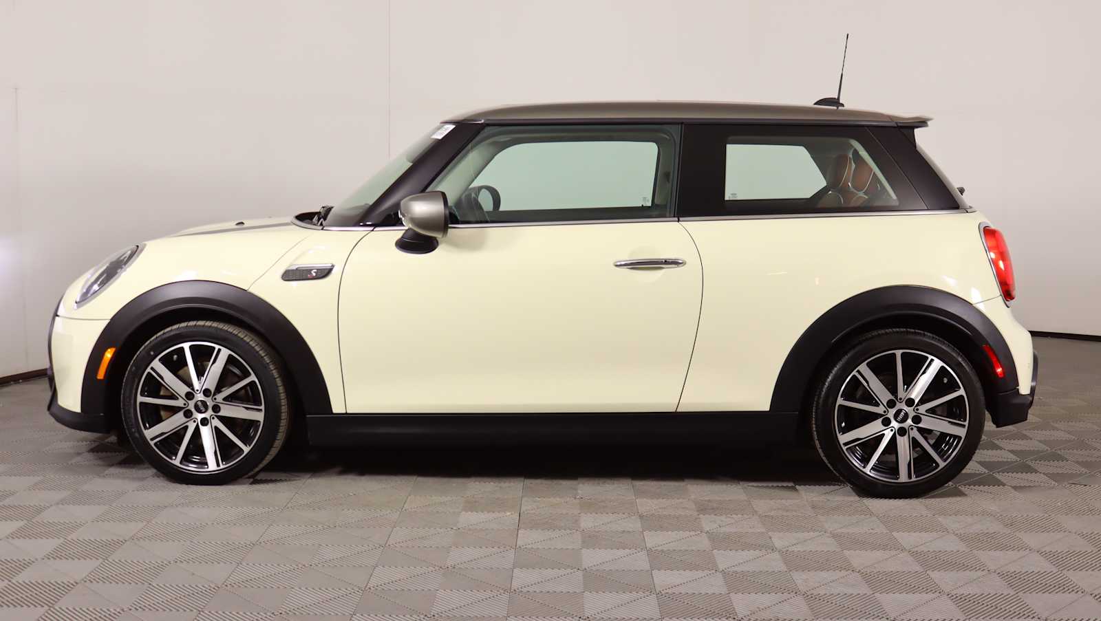 used 2022 MINI Hardtop 2 Door car, priced at $22,080