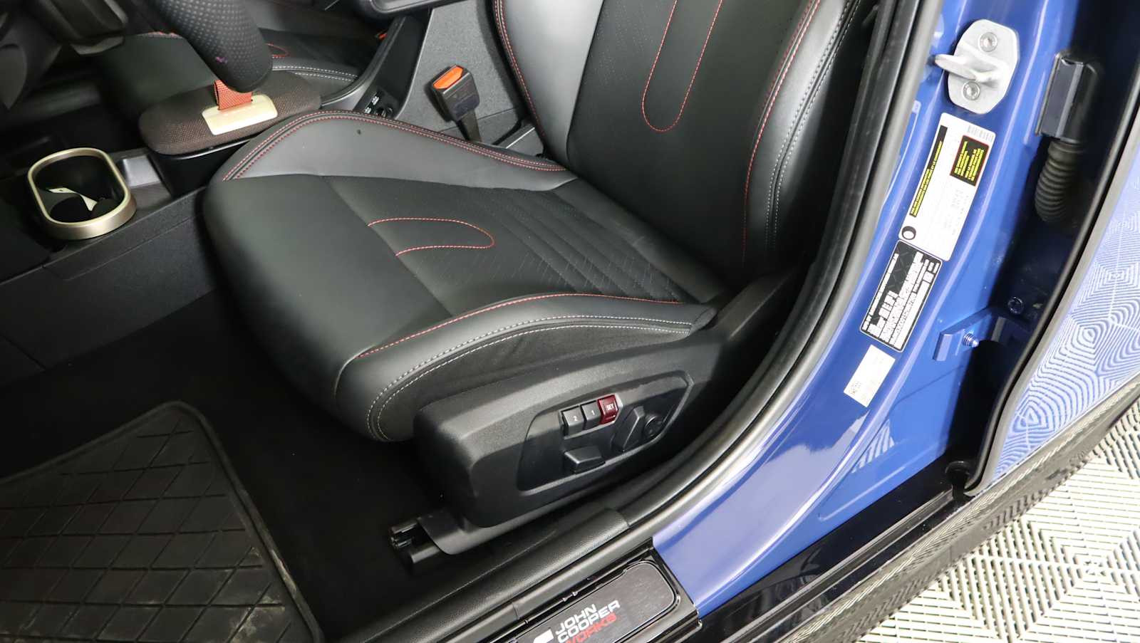 used 2025 MINI Hardtop 4 Door car, priced at $33,038