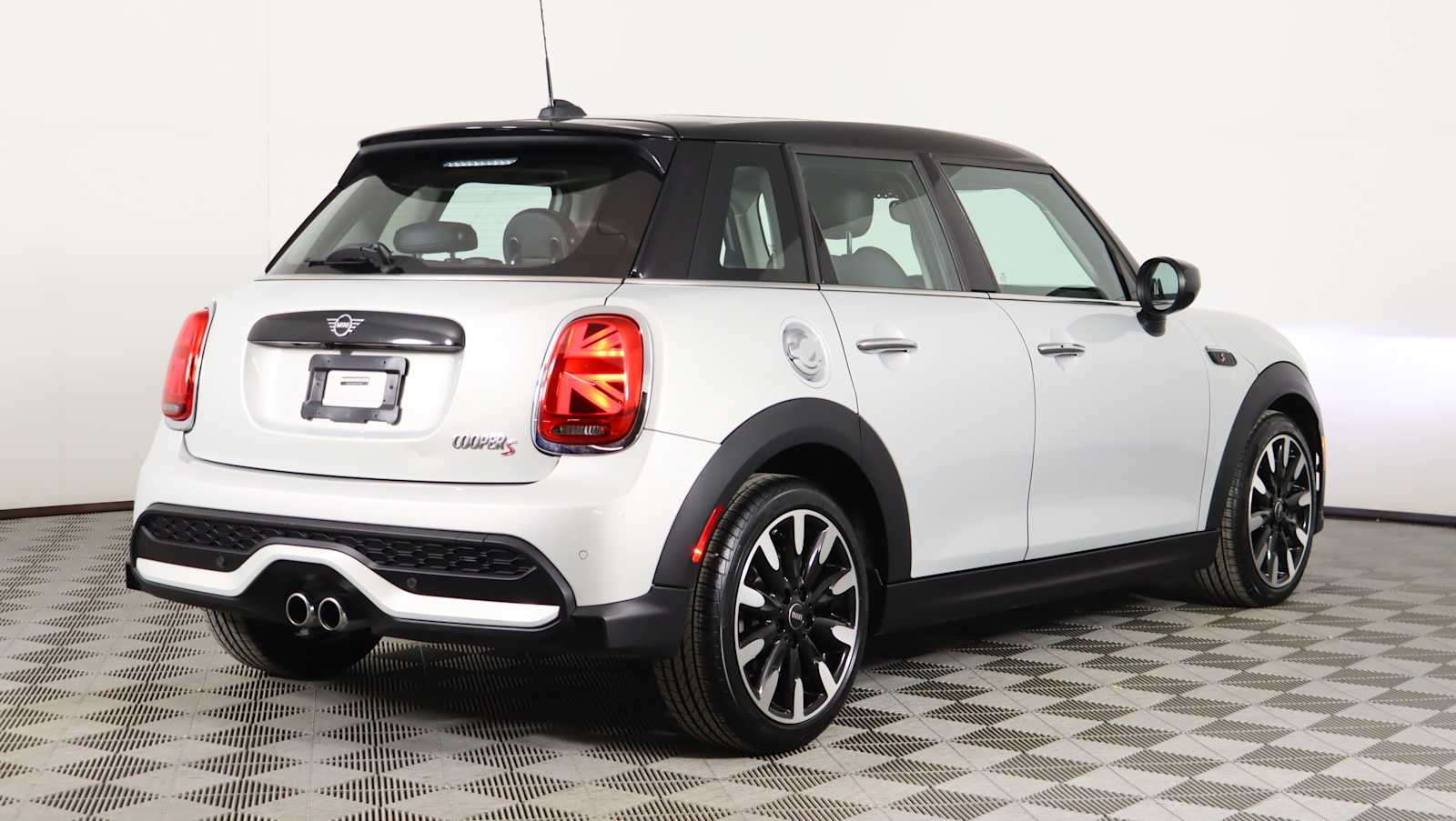 used 2023 MINI Hardtop 4 Door car, priced at $23,558