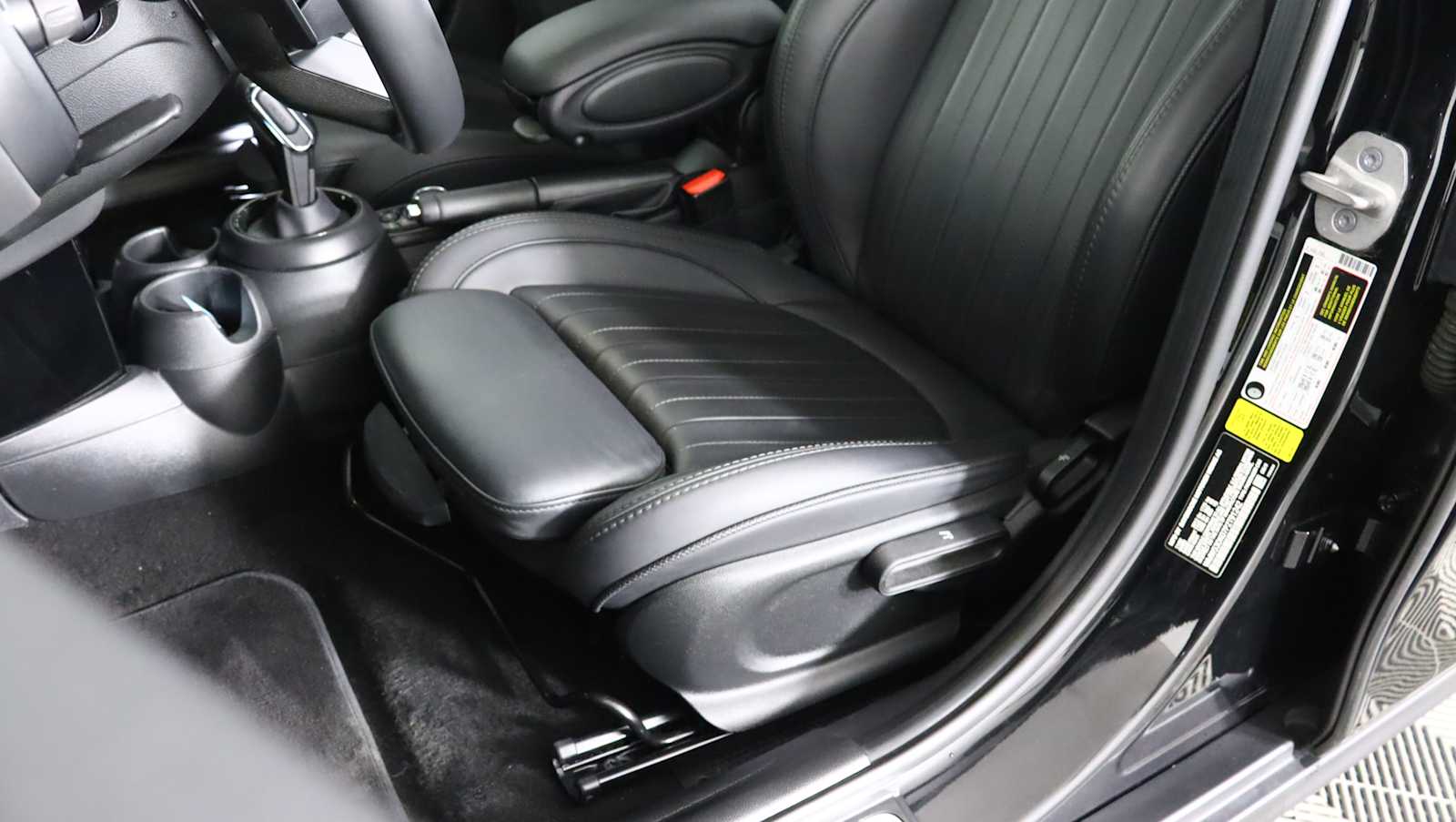 used 2023 MINI Hardtop 4 Door car, priced at $26,035