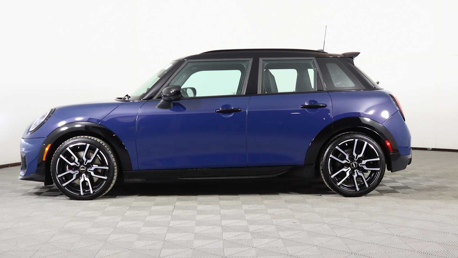 used 2025 MINI Hardtop 4 Door car, priced at $33,038