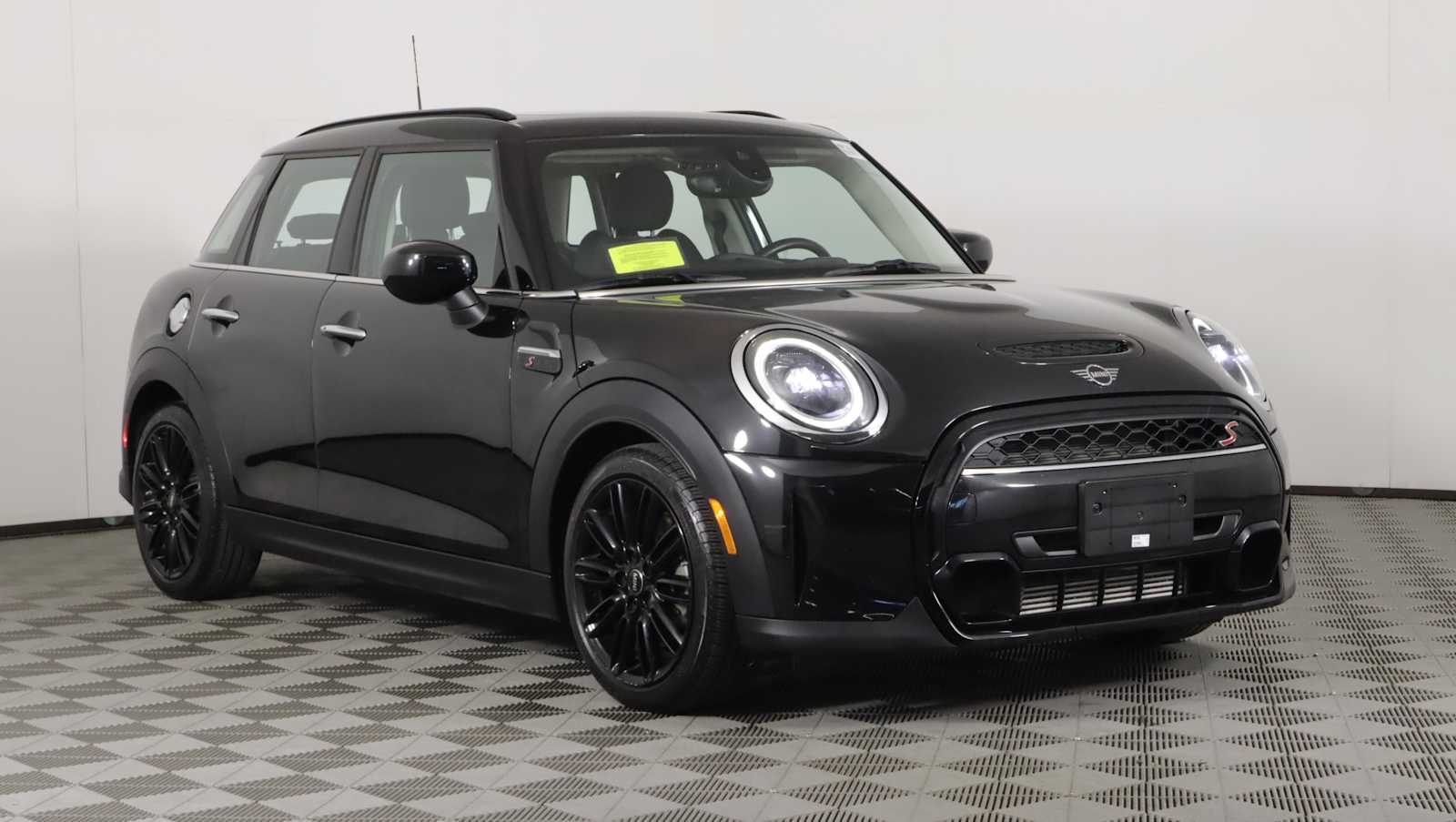 2023 MINI Hardtop Cooper S's photo