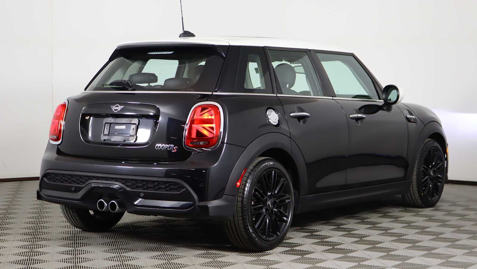 used 2023 MINI Hardtop 4 Door car, priced at $26,035