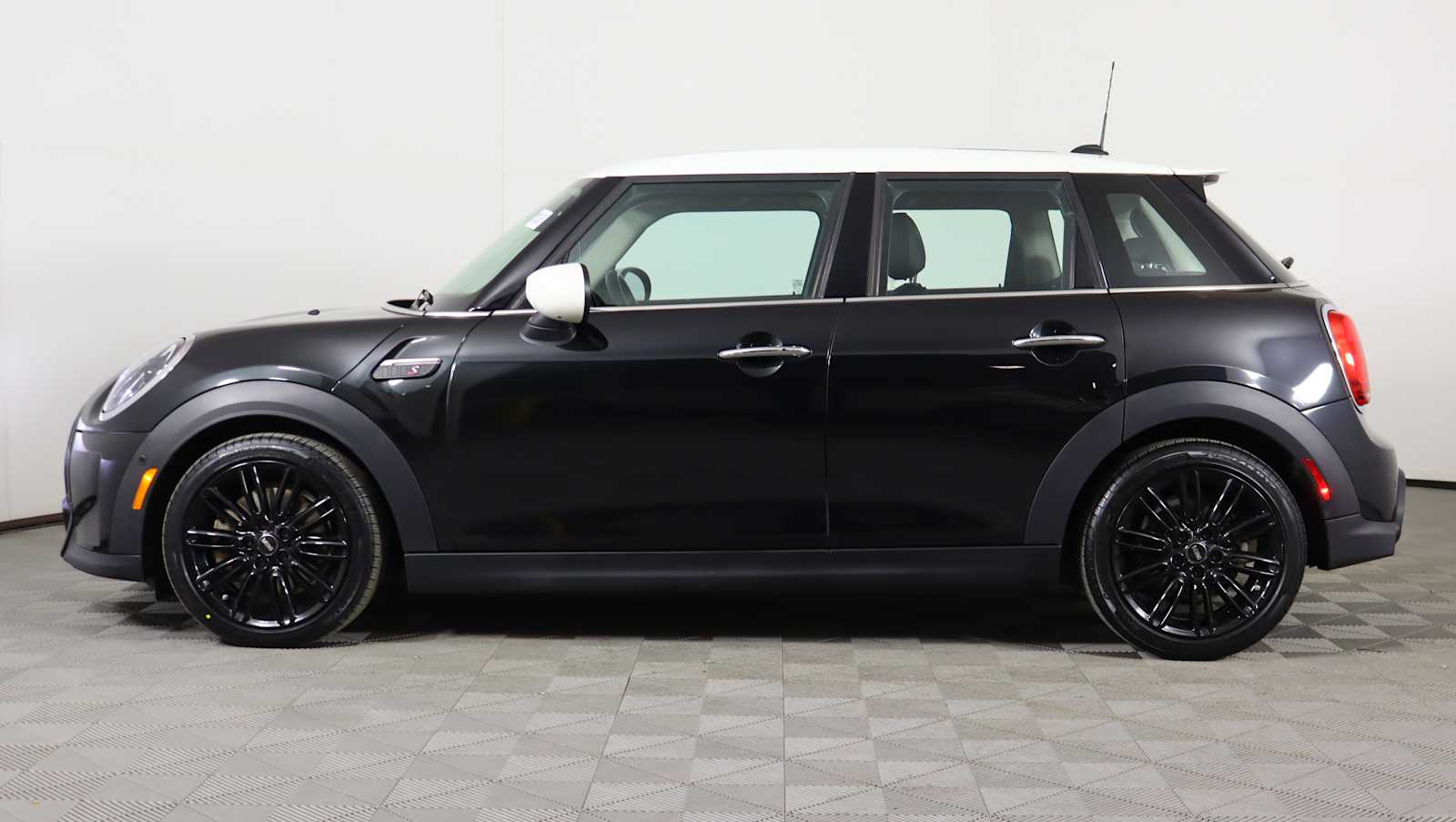 used 2023 MINI Hardtop 4 Door car, priced at $26,035