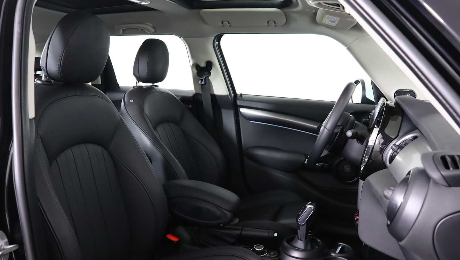 used 2023 MINI Hardtop 4 Door car, priced at $26,035