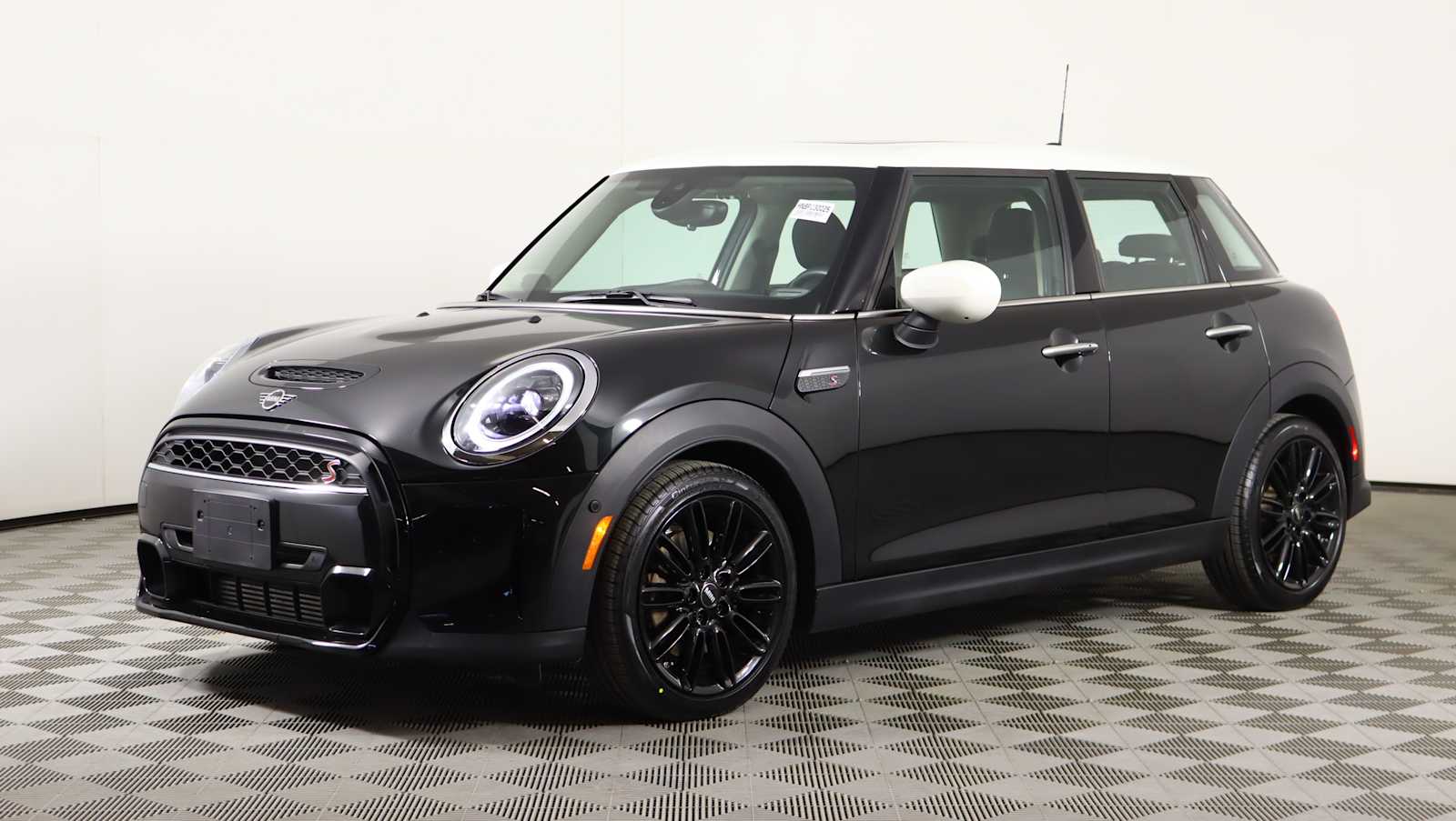 used 2023 MINI Hardtop 4 Door car, priced at $26,035