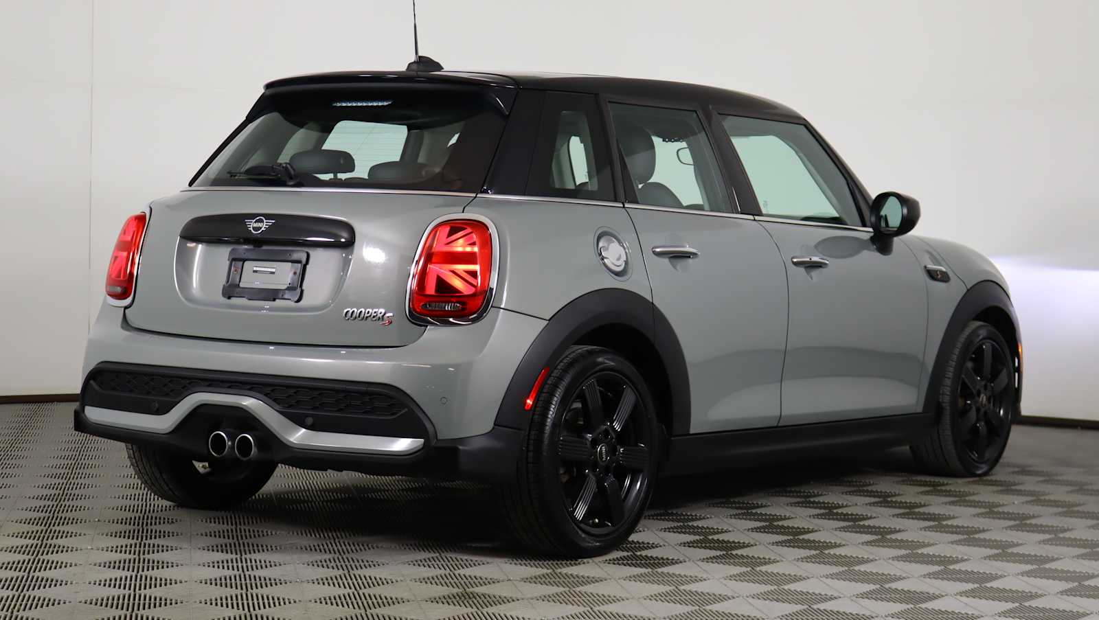 used 2023 MINI Hardtop 4 Door car, priced at $23,134