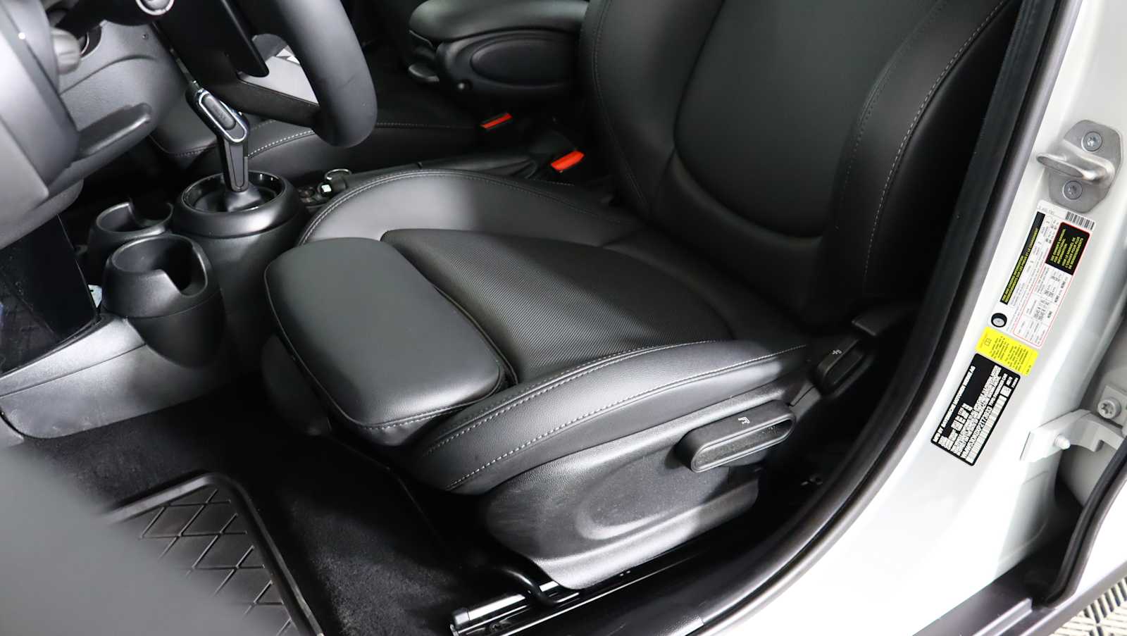 used 2023 MINI Hardtop 4 Door car, priced at $23,558