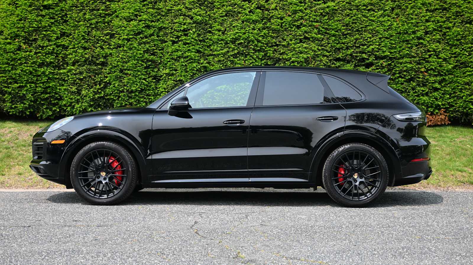 2022 Porsche Cayenne GTS photo 2