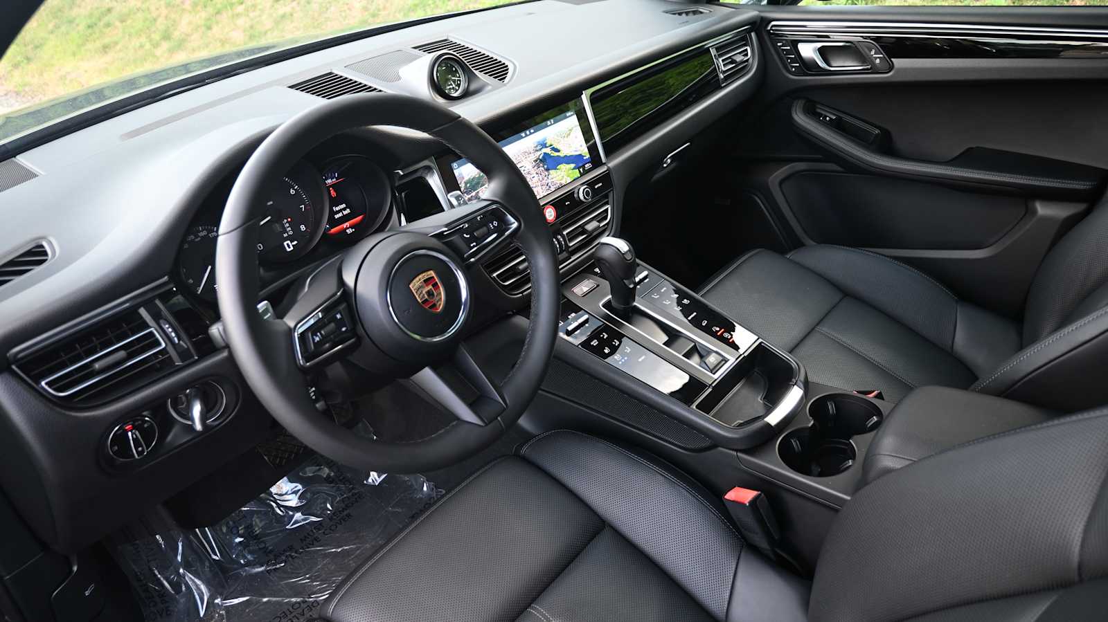 2025 Porsche Macan photo 3
