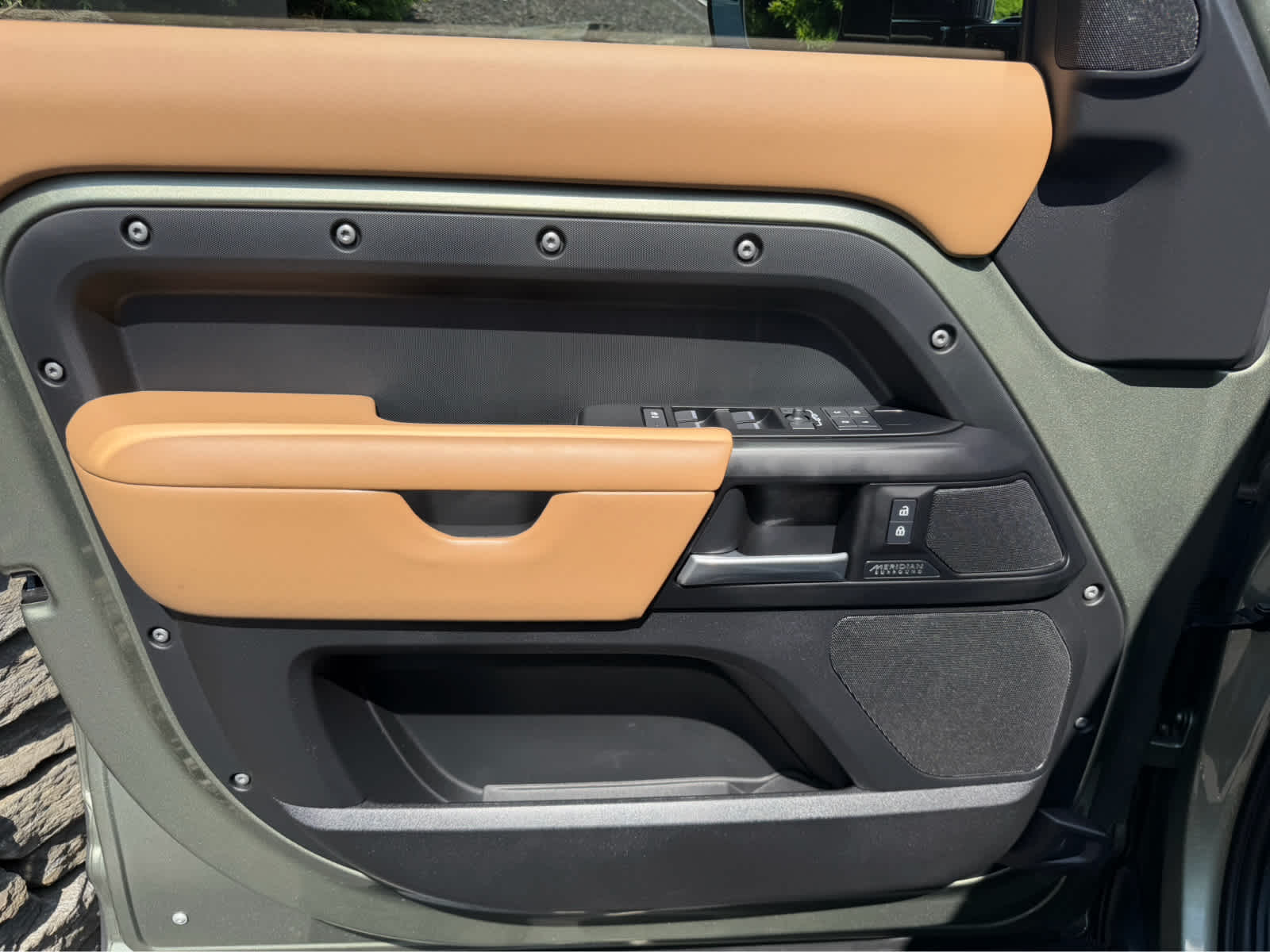 2025 Land Rover Defender X-Dynamic SE - Photo 16
