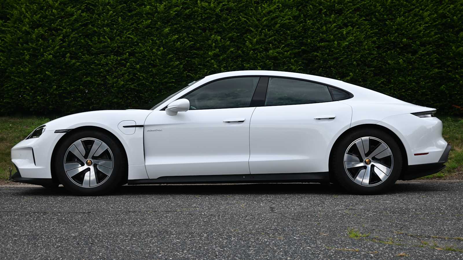 2025 Porsche Taycan photo 2