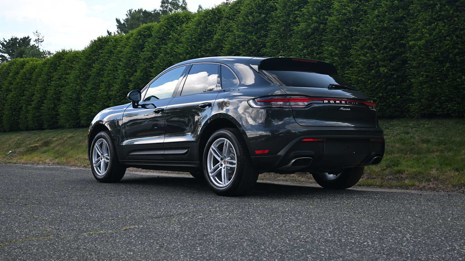 2025 Porsche Macan photo 2