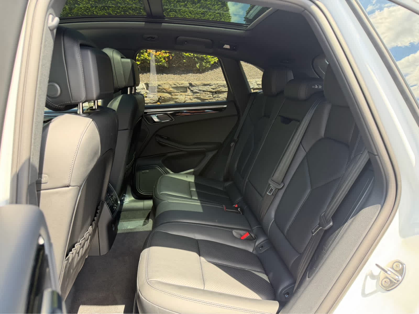 2026 Porsche Macan T - Photo 18