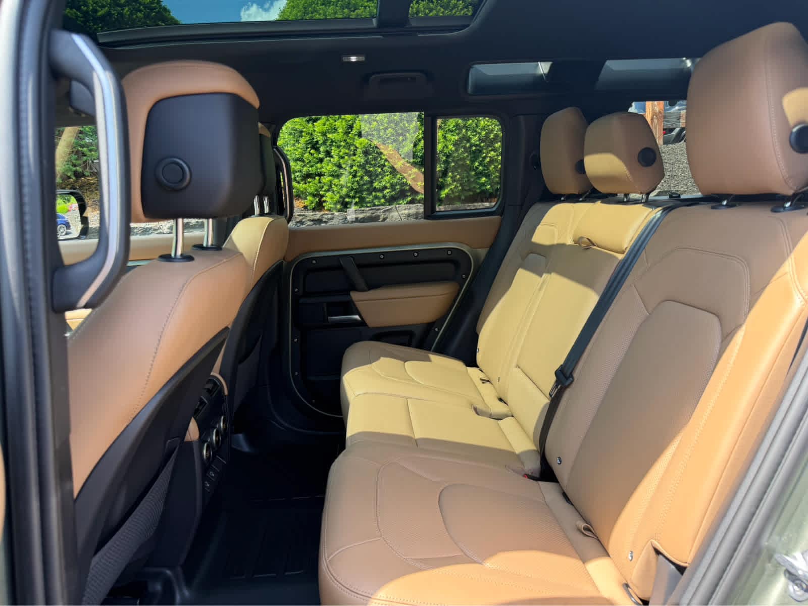 2025 Land Rover Defender X-Dynamic SE - Photo 18
