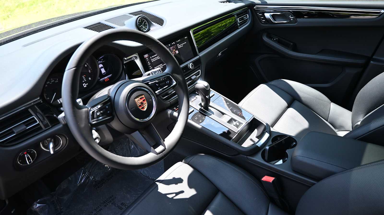 2025 Porsche Macan T photo 4