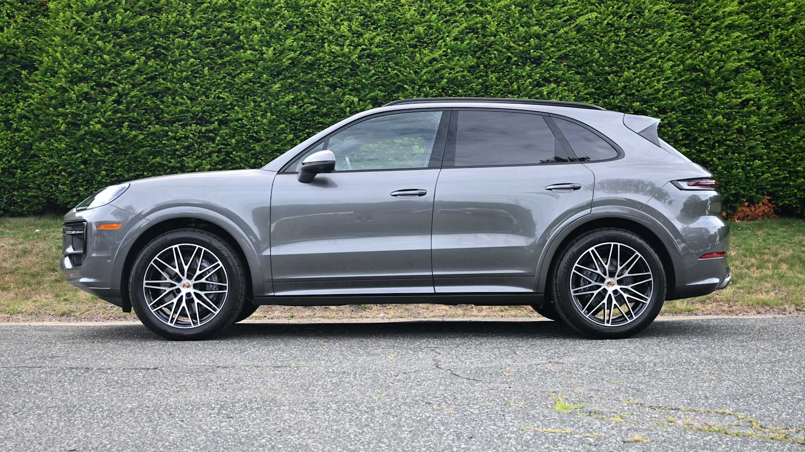 2025 Porsche Cayenne photo 2