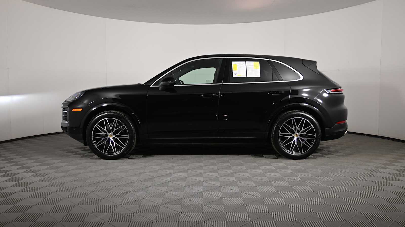 2024 Porsche Cayenne photo 2