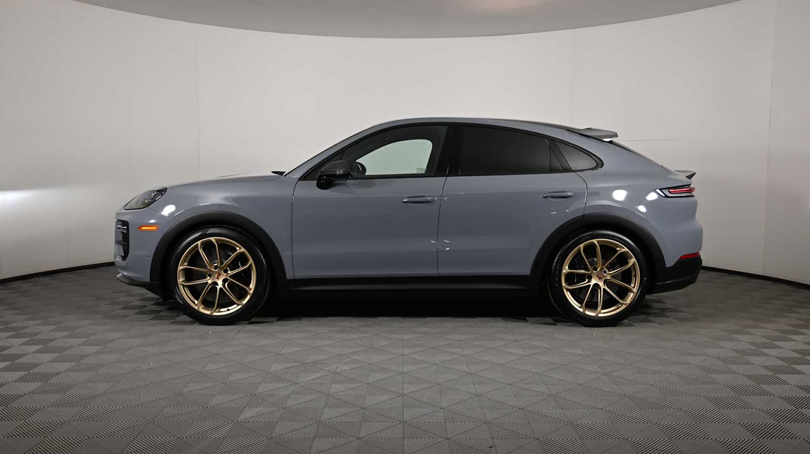 2025 Porsche Cayenne Turbo GT photo 2