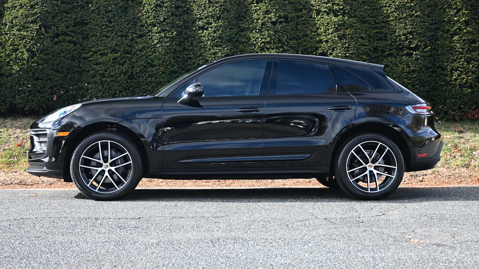 2024 Porsche Macan T photo 2