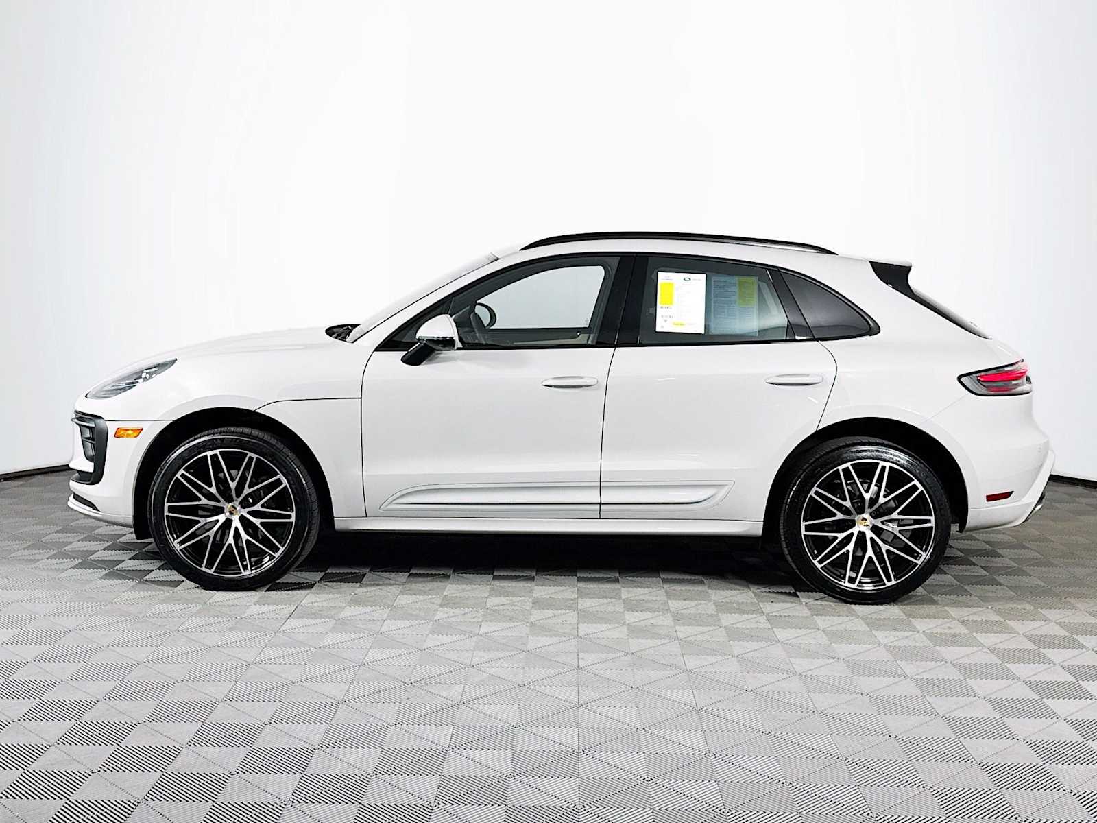 2025 Porsche Macan T photo 2