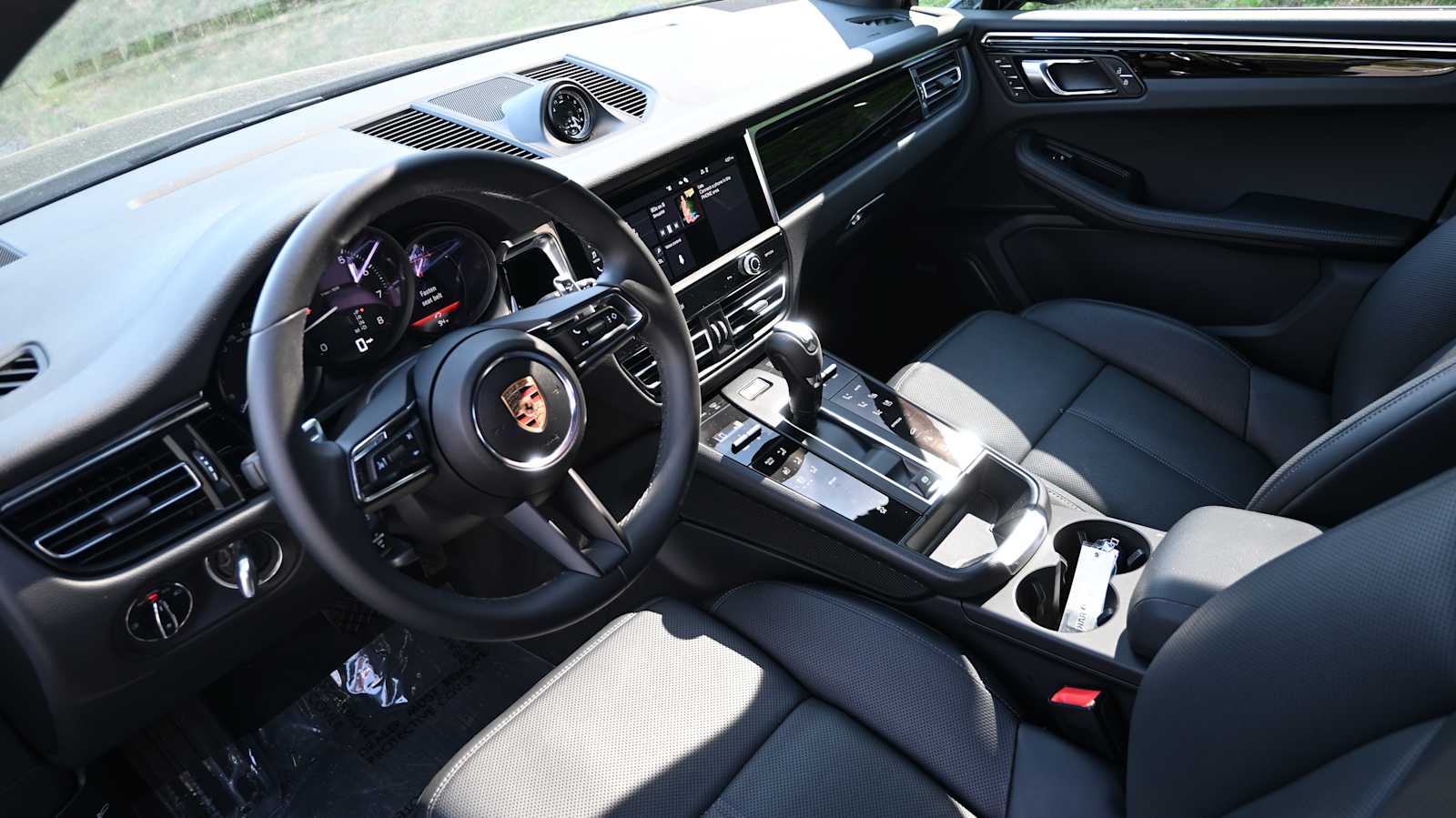 2025 Porsche Macan T photo 4