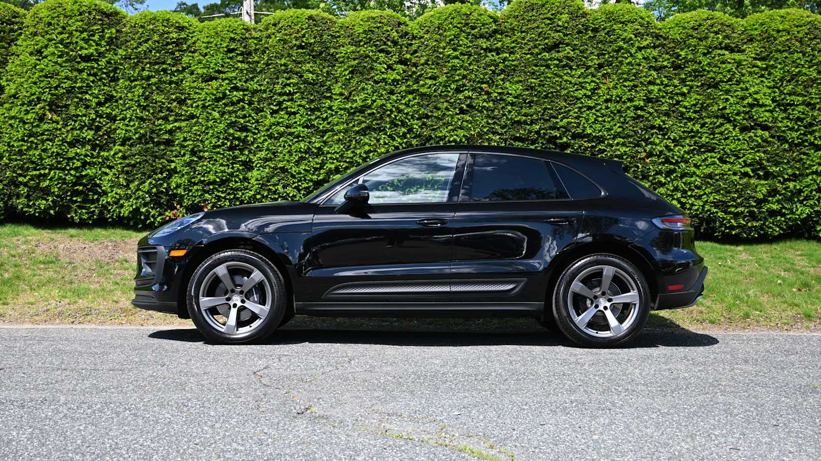 2025 Porsche Macan T photo 2
