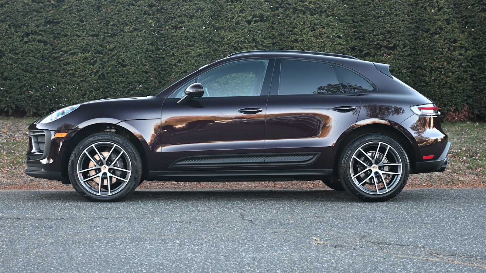 2024 Porsche Macan T photo 2