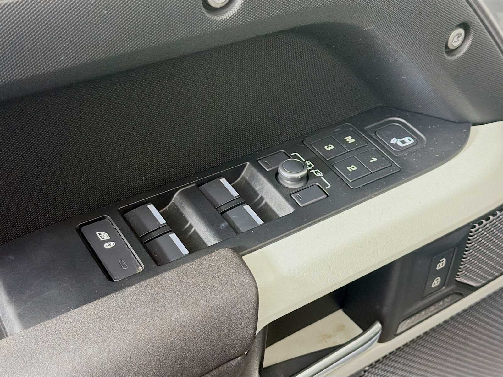2023 Land Rover Defender X-Dynamic SE - Photo 26